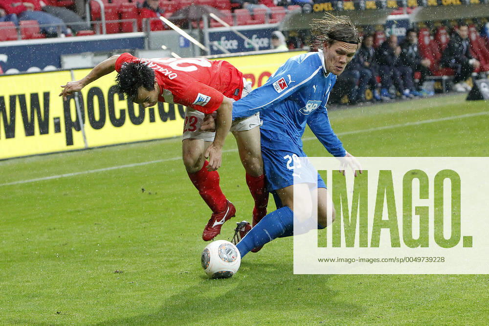 Mainz, Deutschland 05. Oktober 2013: 1. Bundesliga - 13 14 - 8. Spieltag - 1. FSV Mainz 05 vs. 1899 Hoffenheim. v.li. Shinji Okazaki (Mainz)im Zweikampf gegen Jannik Vestergaard (Hoffenheim), quer, querformat 1. Bundesliga - 13 14 - 8. Spieltag - 1. FSV Mainz 05 vs. 1899 Hoffenheim.
