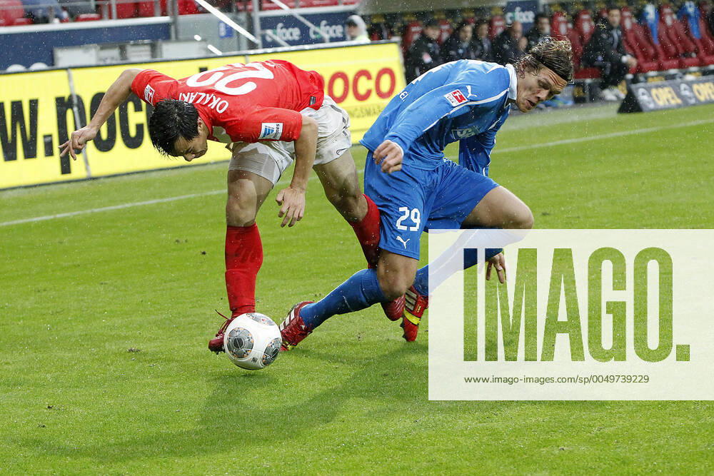 Mainz, Deutschland 05. Oktober 2013: 1. Bundesliga - 13 14 - 8. Spieltag - 1. FSV Mainz 05 vs. 1899 Hoffenheim. v.li. Shinji Okazaki (Mainz)im Zweikampf gegen Jannik Vestergaard (Hoffenheim), quer, querformat 1. Bundesliga - 13 14 - 8. Spieltag - 1. FSV Mainz 05 vs. 1899 Hoffenheim.