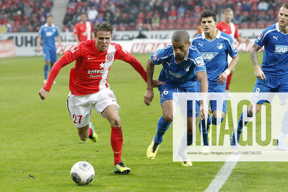 Mainz, Deutschland 05. Oktober 2013: 1. Bundesliga - 13 14 - 8. Spieltag - 1. FSV Mainz 05 vs. 1899 Hoffenheim. v.li. Nicolai Müller (Mainz) im Zweikampf gegen Jeremy Toljan (Hoffenheim), im Hintergrund v.li. Nicolai Müller (Mainz), Jeremy Toljan (Hoffenheim), quer, querformat 1. Bundesliga - 13 14 - 8. Spieltag - 1. FSV Mainz 05 vs. 1899 Hoffenheim.