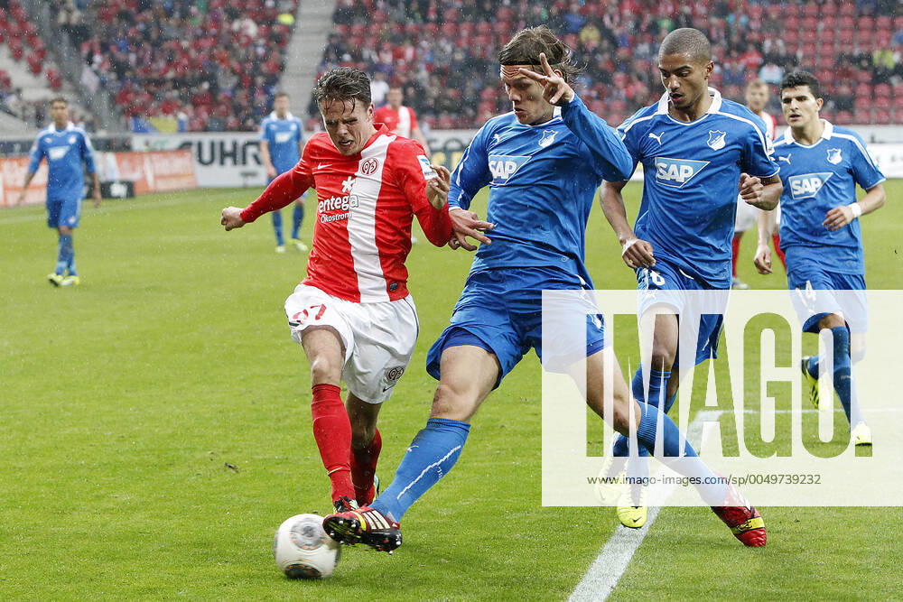 Mainz, Deutschland 05. Oktober 2013: 1. Bundesliga - 13 14 - 8. Spieltag - 1. FSV Mainz 05 vs. 1899 Hoffenheim. v.li. Nicolai Müller (Mainz) im Zweikampf gegen Jannik Vestergaard (Hoffenheim), im Hintergrund v.li. Jeremy Toljan (Hoffenheim), Tarik Elyounoussi (Hoffenheim), quer, querformat 1. Bundesliga - 13 14 - 8. Spieltag - 1. FSV Mainz 05 vs. 1899 Hoffenheim.