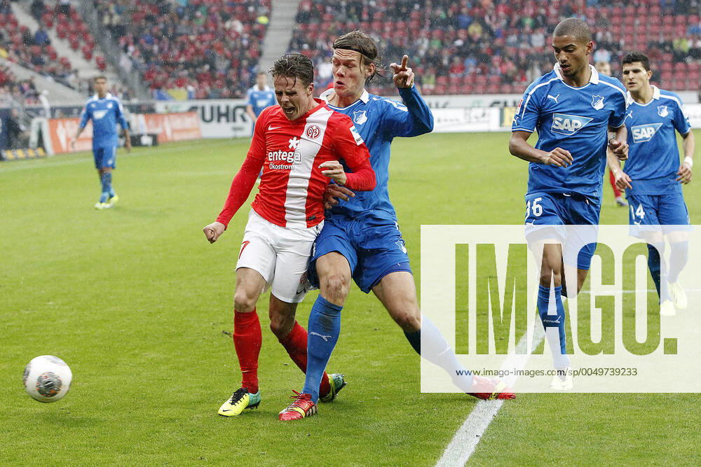 Mainz, Deutschland 05. Oktober 2013: 1. Bundesliga - 13 14 - 8. Spieltag - 1. FSV Mainz 05 vs. 1899 Hoffenheim. v.li. Nicolai Müller (Mainz) im Zweikampf gegen Jannik Vestergaard (Hoffenheim), im Hintergrund v.li. Jeremy Toljan (Hoffenheim), Tarik Elyounoussi (Hoffenheim), quer, querformat 1. Bundesliga - 13 14 - 8. Spieltag - 1. FSV Mainz 05 vs. 1899 Hoffenheim.
