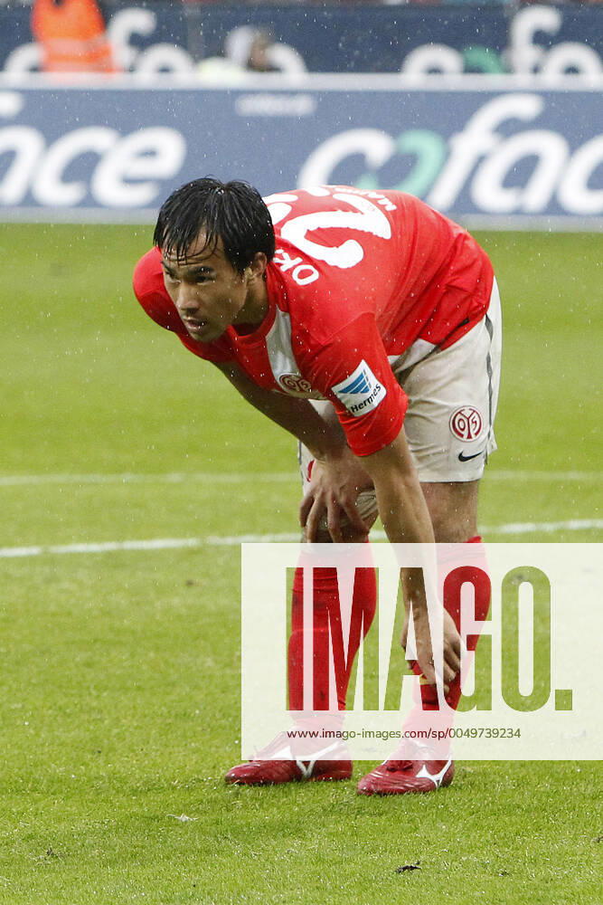 Mainz, Deutschland 05. Oktober 2013: 1. Bundesliga - 13 14 - 8. Spieltag - 1. FSV Mainz 05 vs. 1899 Hoffenheim. Shinji Okazaki (Mainz), Gestik Geste gestikuliert, Aktion . Einzelbild . Freisteller . hoch, hochformat 1. Bundesliga - 13 14 - 8. Spieltag - 1. FSV Mainz 05 vs. 1899 Hoffenheim.