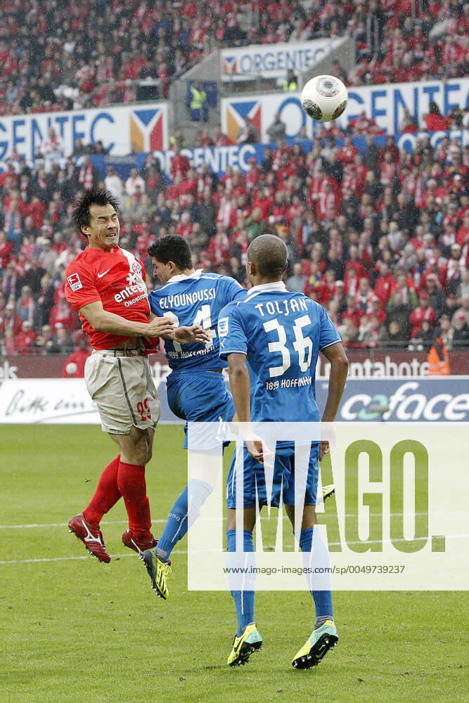 Mainz, Deutschland 05. Oktober 2013: 1. Bundesliga - 13 14 - 8. Spieltag - 1. FSV Mainz 05 vs. 1899 Hoffenheim. v.li. Shinji Okazaki (Mainz), Tarik Elyounoussi (Hoffenheim), Jeremy Toljan (Hoffenheim), Kopfball Kopfballduell, hoch, hochformat 1. Bundesliga - 13 14 - 8. Spieltag - 1. FSV Mainz 05 vs. 1899 Hoffenheim.
