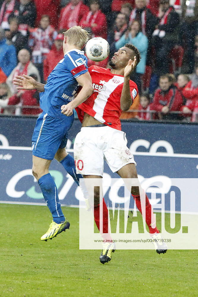 Mainz, Deutschland 05. Oktober 2013: 1. Bundesliga - 13 14 - 8. Spieltag - 1. FSV Mainz 05 vs. 1899 Hoffenheim. v.li. Andreas Beck (Hoffenheim) im Kopfballduell gegen Maxim Choupo-Moting (Mainz), hoch, hochformat 1. Bundesliga - 13 14 - 8. Spieltag - 1. FSV Mainz 05 vs. 1899 Hoffenheim.
