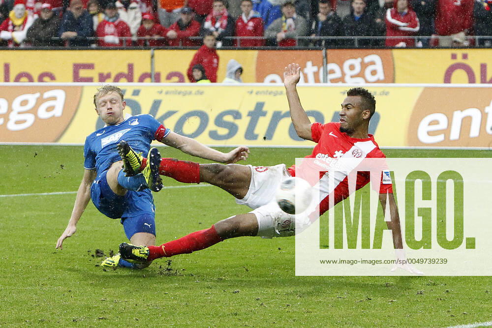 Mainz, Deutschland 05. Oktober 2013: 1. Bundesliga - 13 14 - 8. Spieltag - 1. FSV Mainz 05 vs. 1899 Hoffenheim. v.li. Andreas Beck (Hoffenheim), Maxim Choupo-Moting (Mainz), der Mainzer Stürmer erzielt im Fallen das Anschlusstor zum 1:2, Tor, quer, querformat 1. Bundesliga - 13 14 - 8. Spieltag - 1. FSV Mainz 05 vs. 1899 Hoffenheim.