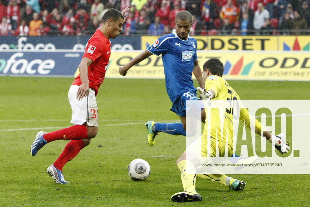 Mainz, Deutschland 05. Oktober 2013: 1. Bundesliga - 13 14 - 8. Spieltag - 1. FSV Mainz 05 vs. 1899 Hoffenheim. v.li. Shawn Parker (Mainz), Tim Paterok (Hoffenheim), Torwart Koen Casteels (Hoffenheim), Torchance, quer, querformat 1. Bundesliga - 13 14 - 8. Spieltag - 1. FSV Mainz 05 vs. 1899 Hoffenheim.