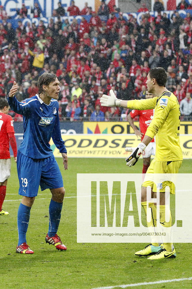 Mainz, Deutschland 05. Oktober 2013: 1. Bundesliga - 13 14 - 8. Spieltag - 1. FSV Mainz 05 vs. 1899 Hoffenheim. v.li. Jannik Vestergaard (Hoffenheim), Torwart Koen Casteels (Hoffenheim), unzufrieden enttäuscht enttaeuscht niedergeschlagen frustriert, Gestik Geste gestikuliert, hoch, hochformat 1. Bundesliga - 13 14 - 8. Spieltag - 1. FSV Mainz 05 vs. 1899 Hoffenheim.