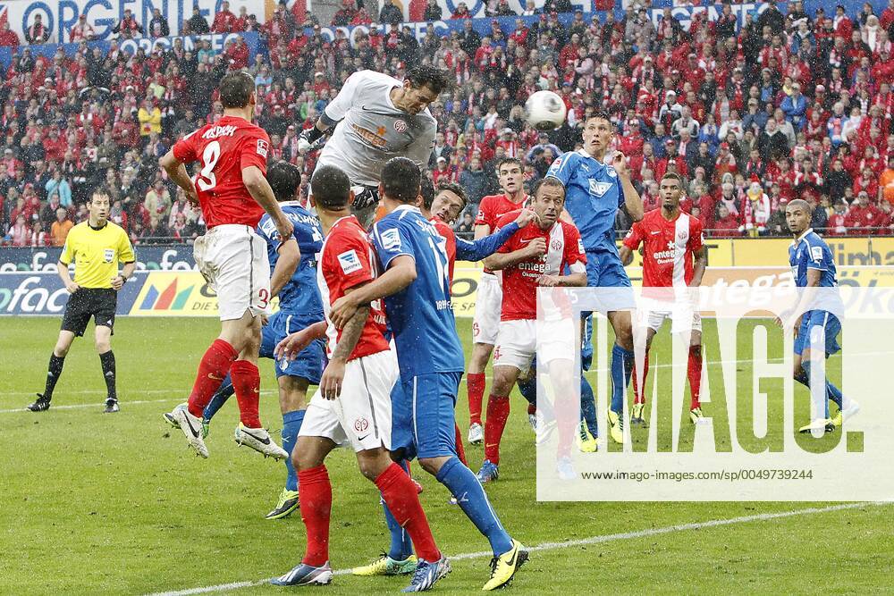 Mainz, Deutschland 05. Oktober 2013: 1. Bundesliga - 13 14 - 8. Spieltag - 1. FSV Mainz 05 vs. 1899 Hoffenheim. Torwart Heinz Müller Mueller (Mainz) bereitet mit seinem Kopfball das Tor zum 2:2 Ausgleich in der Nachspielzeit vor, quer, querformat, Torchance 1. Bundesliga - 13 14 - 8. Spieltag - 1. FSV Mainz 05 vs. 1899 Hoffenheim.