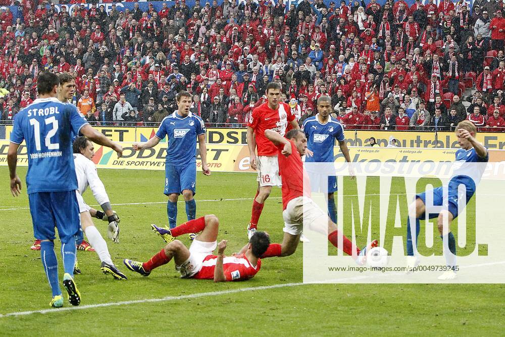 Mainz, Deutschland 05. Oktober 2013: 1. Bundesliga - 13 14 - 8. Spieltag - 1. FSV Mainz 05 vs. 1899 Hoffenheim. NikolÄe Noveski (Mainz) erzielt in der Nachspielzeit das Tor zum 2:2 Ausgleich, quer, querformat 1. Bundesliga - 13 14 - 8. Spieltag - 1. FSV Mainz 05 vs. 1899 Hoffenheim.