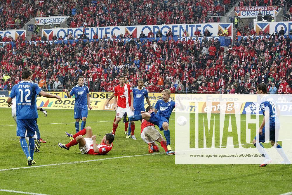 Mainz, Deutschland 05. Oktober 2013: 1. Bundesliga - 13 14 - 8. Spieltag - 1. FSV Mainz 05 vs. 1899 Hoffenheim. v.li. Tobias Strobl (Hoffenheim), Yunus Malli (Mainz), Sven Schipplock (Hoffenheim), Maxim Choupo-Moting (Mainz), Jeremy Toljan (Hoffenheim), NikolÄe Noveski (Mainz), Andreas Beck (Hoffenheim), Torschuetze Torschütze, Tor zum 2:2 Ausgleich, quer, querformat 1. Bundesliga - 13 14 - 8. Spieltag - 1. FSV Mainz 05 vs. 1899 Hoffenheim.