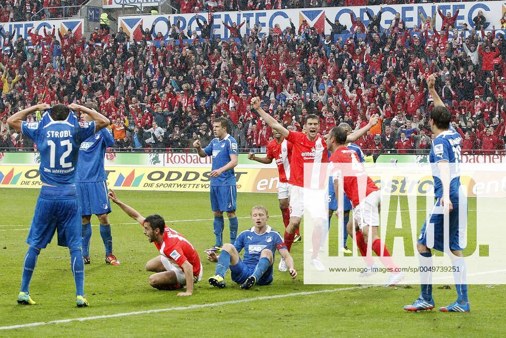 Mainz, Deutschland 05. Oktober 2013: 1. Bundesliga - 13 14 - 8. Spieltag - 1. FSV Mainz 05 vs. 1899 Hoffenheim. Mainzer Torjubel - Hoffenheimer Entsetzen, v.li. Tobias Strobl (Hoffenheim), Yunus Malli (Mainz), Sven Schipplock (Hoffenheim), Andreas Beck (Hoffenheim), Maxim Choupo-Moting (Mainz), Stefan Bell (Mainz), NikolÄe Noveski (Mainz) Torschütze, David Abraham (Hoffenheim), quer, querformat, Jubel Torjubel Torschuetze Torschütze 1. Bundesliga - 13 14 - 8. Spieltag - 1. FSV Mainz 05 vs. 1899 Hoffenheim.