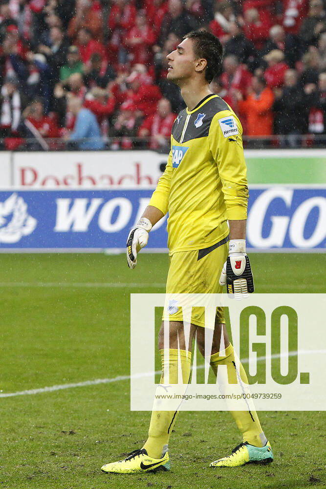 Mainz, Deutschland 05. Oktober 2013: 1. Bundesliga - 13 14 - 8. Spieltag - 1. FSV Mainz 05 vs. 1899 Hoffenheim. Torwart Koen Casteels (Hoffenheim), unzufrieden enttäuscht enttaeuscht niedergeschlagen frustriert, hoch, hochformat 1. Bundesliga - 13 14 - 8. Spieltag - 1. FSV Mainz 05 vs. 1899 Hoffenheim.