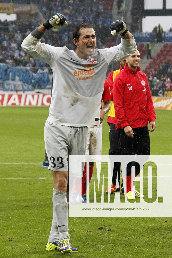 Mainz, Deutschland 05. Oktober 2013: 1. Bundesliga - 13 14 - 8. Spieltag - 1. FSV Mainz 05 vs. 1899 Hoffenheim. Torwart Heinz Müller Mueller (Mainz), Jubel nach Spielende, Gestik Geste gestikuliert, hoch, hochformat 1. Bundesliga - 13 14 - 8. Spieltag - 1. FSV Mainz 05 vs. 1899 Hoffenheim.
