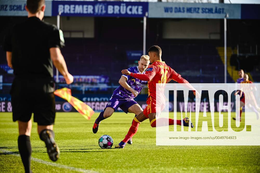 Fußball 2. Bundesliga 13. Spieltag VfL Osnabrück - SC Paderborn am 19.12.2020 im Stadion an der Bremer Brücke in Osnabrück Bryan Henning ( Osnabrück ), links - Chima Okoroji ( Paderborn ), rechts DFL regulations prohibit any use of photographs as image sequences and or quasi-video.