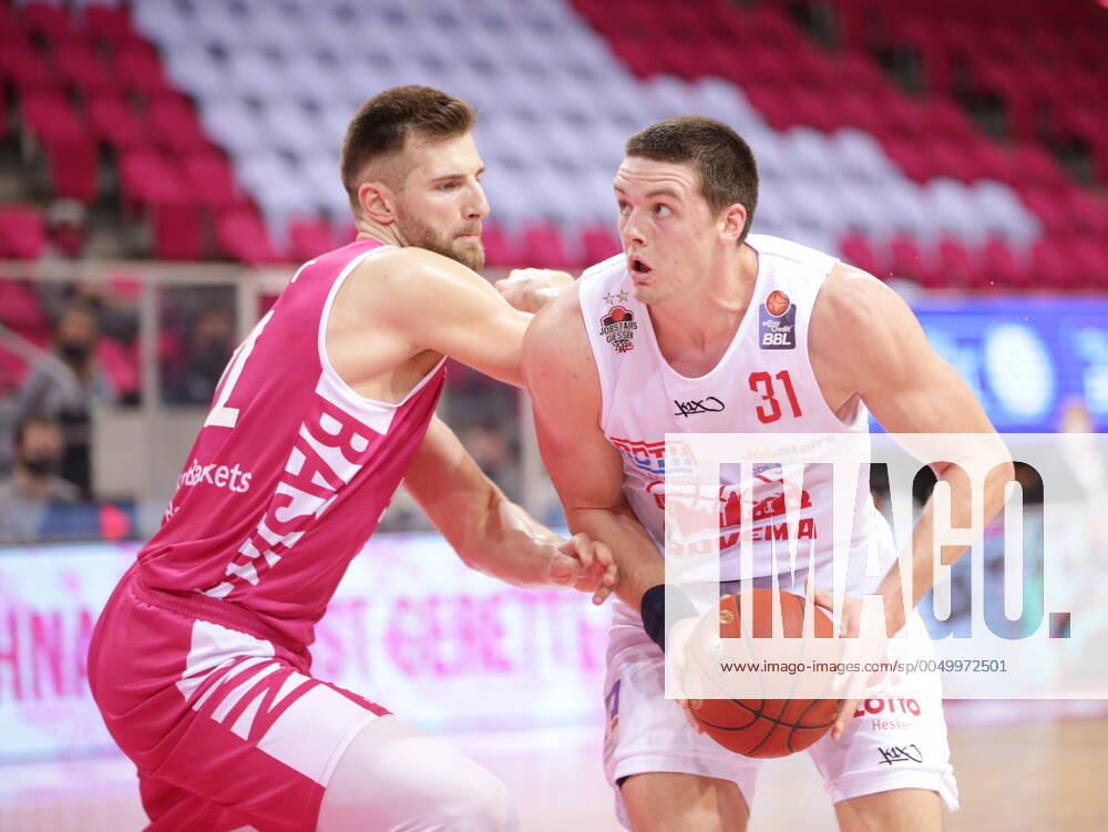 Leon Kratzer Telekom Baskets Bonn vs. Scottie James Jr. JobStairs Giessen 46ers easyCredit BBL 1. Bundesliga , Saison 2020 2021 , 8. Spieltag