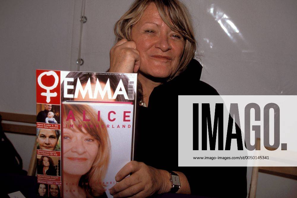Feministin Alice Schwarzer (GER Verlegerin Geschäftsfüherin Emma Frauenverlags-GmbH) posiert mit der Zeitschrift Emma anlässlich der Frankfurter Buchmesse