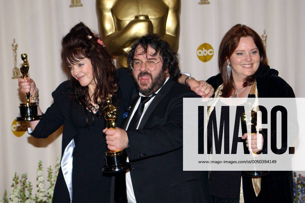 Regisseur Peter Jackson (NZL) mit Ehefrau Frances Walsh (li.) und Drehbuchautorin Philippa Boyens freuen sich über ihre Oscars für den besten Film anlässlich der 76. Oscarverleihung