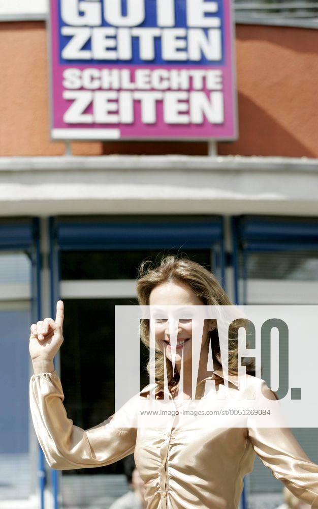 Schauspielerin Caroline Beil (GER) anlässlich eines Fototermins zur RTL-Fernsehserie - Gute Zeiten, schlechte Zeiten - in Berlin