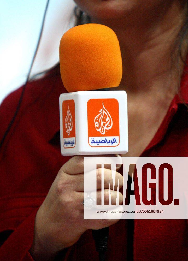 Journalistin mit einem Mikrofon des arabischen Nachrichtensenders Al Jazeera