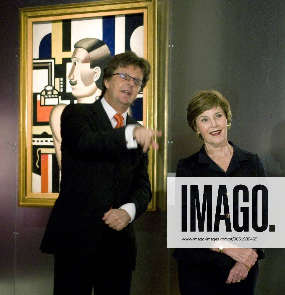 First Lady Laura Bush (USA) während einer Führung durch die Corcoran Art Gallery in Washington D.C. - (WAP20070716804)