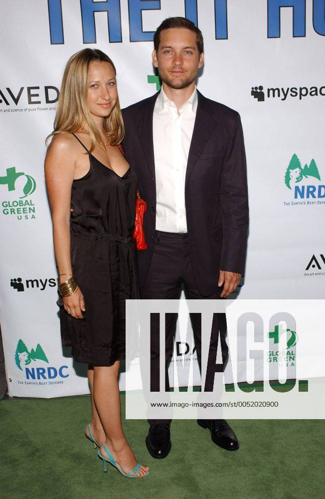 Schauspieler Tobey Maguire mit seiner Freundin Jennifer Meyer (beide USA) anlässlich der Filmpremiere von - The 11th Hour - in Hollywood