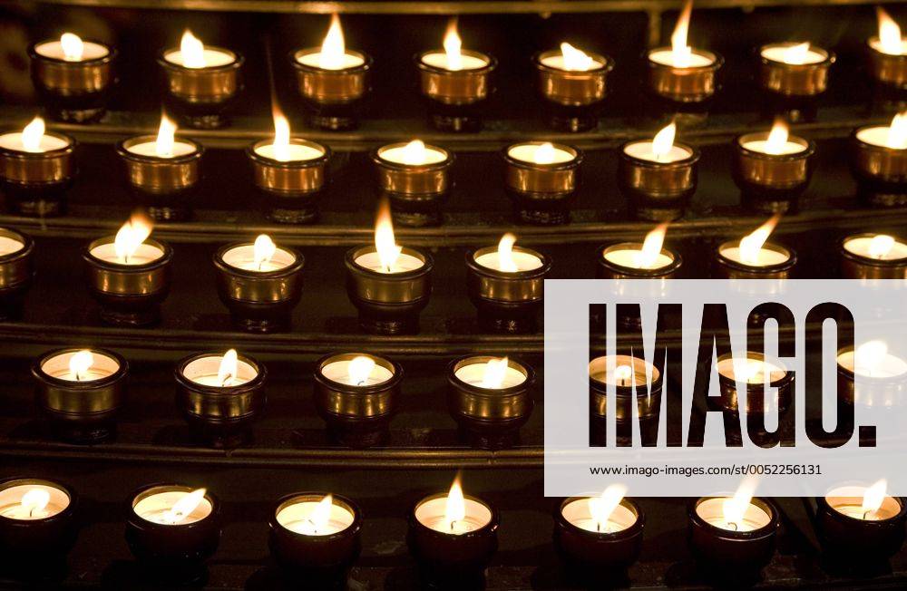 Kerzen in einer Kirche - Allerheiligen und Allerseelen ibxste00421522