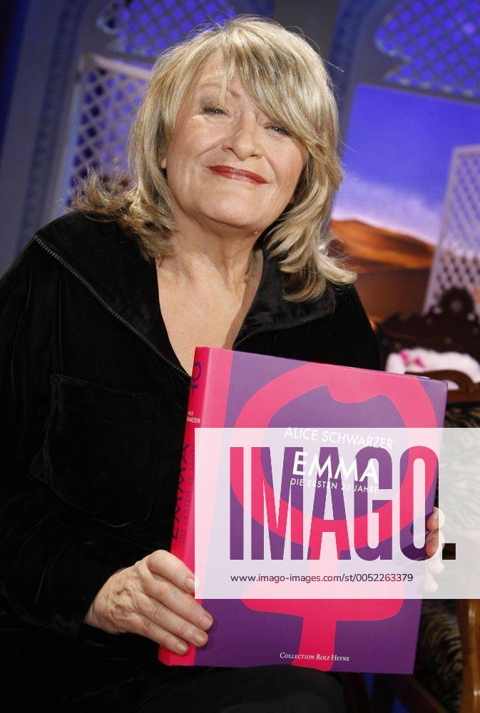 Journalistin Alice Schwarzer (GER) präsentiert ihr Buch - Emma: Die ersten 30 Jahre - in der ZDF-Sendung - Lesen - in Köln