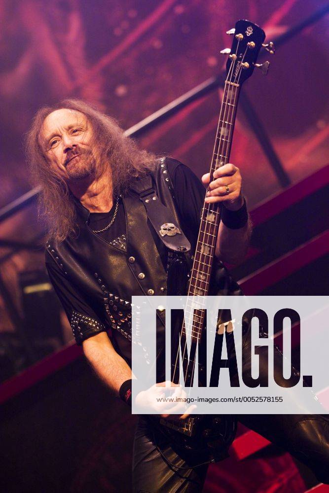Bassist Ian Hill (Judas Priest) während eines Konzertes in Luxemburg