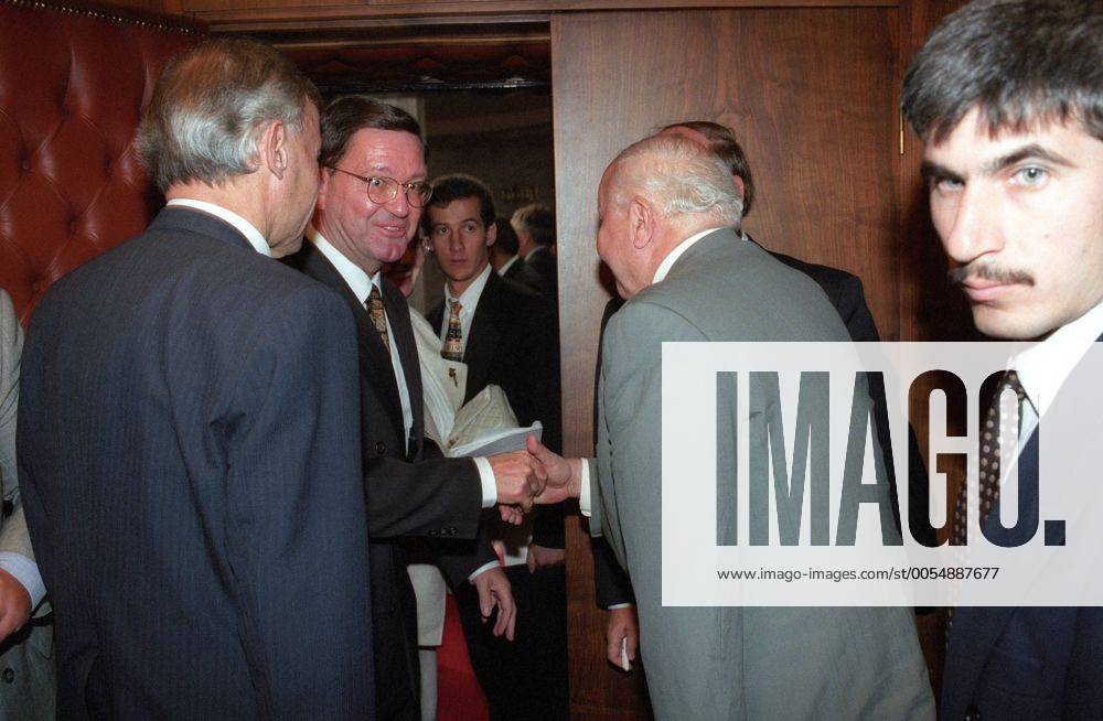 Ministerpräsident Necmettin Erbakan (Mitte re., Türkei) und Entwicklungshilfeminister Carl-Dieter Spranger (Mitte li., Deutschland CSU) während eines Treffens in Ankara