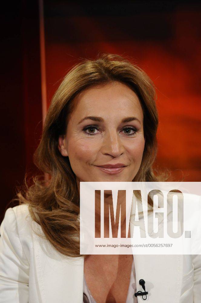 Die Moderatorin und Schauspielerin Caroline Beil zu Gast bei der Takshow Hart aber Fair am 07.11.2011 in Köln