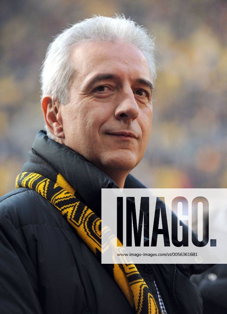 Fussball, Herren, Saison 2011 2012, 2. Bundesliga, 15. Spieltag, SG Dynamo Dresden - FC Erzgebirge Aue 1:2, Sachsens Ministerpräsident Stanislaw Tillich mit Schal von Dynamo Dresden, 20.11. 2011,