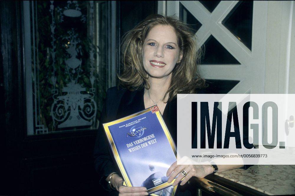 Penny McLean (Sängerin) 02 97 kück Frau Gesang Musik rothaarig langhaarig Locken seriös Blazer schwarz Schmuck Kette stehend Buch haltend Titel Logo halb quer aufstützend lächelnd