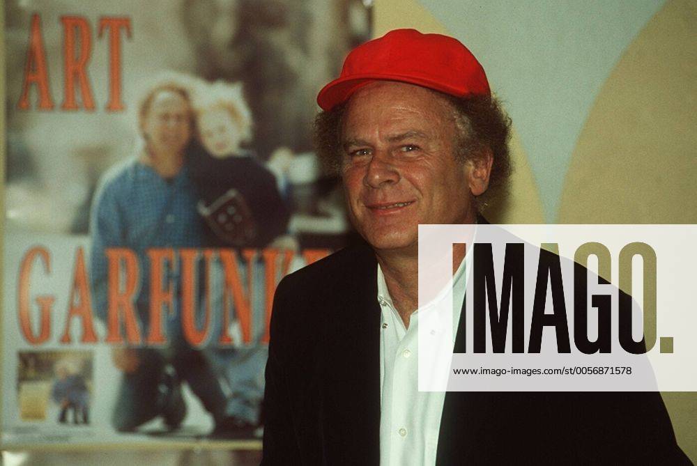 Art Garfunkel (Sänger) 06 98 pp Mann Musik Gesang Pop DUNKELHAARIG Halbglatze Locken leger Hemd Jackett Köppi rot Pressekonferenz PK stehend Logo Name Plakat halb quer lächelnd