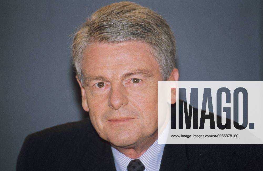 Klaus Bresser (ZDF-Chefredakteur) 01 99 am Mann TV Fernsehen Journalismus Politik Moderation Redaktion grauhaarig seriös Krawatte Jackett Hemd sitzend neutral Portrait quer