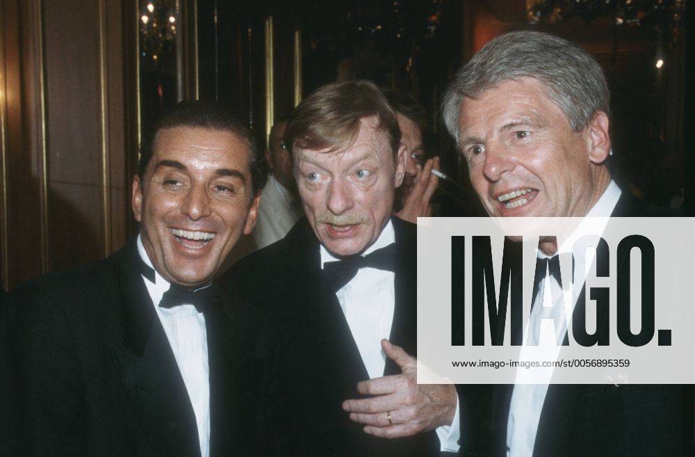V.l.: Michel Friedman, Otto Sander, Klaus Bresser 06 99 urb Mann TV Fernsehen Journalismus Politik Moderation Redaktion kurzhaarig seriös festlich Jackett Hemd Fliege stehend lächelnd Gespräch Verleihung Film halb quer Deutscher Filmpreis 1999 in Berlin
