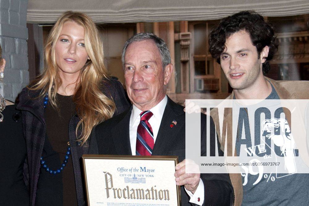 Blake Lively, New Yorks Bürgermeister Michael Bloomberg und Penn Badgley bei der Feier zur 100. Folge der Serie Gossip Girl am 26.1.2012 in New York Gossip Girl 100. Episode Celebration in New York, 2012