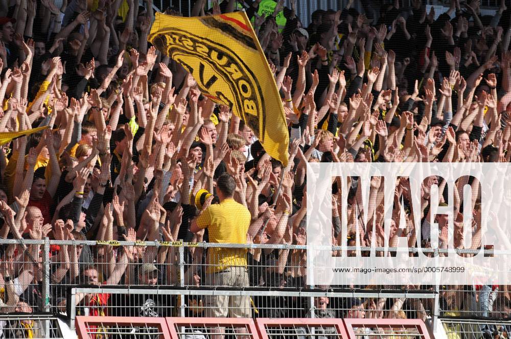 1. Bundesliga, 30. Spieltag: Borussia Dortmund (BVB), BVB Fanblock o0 Totale, Fan, Publikum, o00 Vorsänger