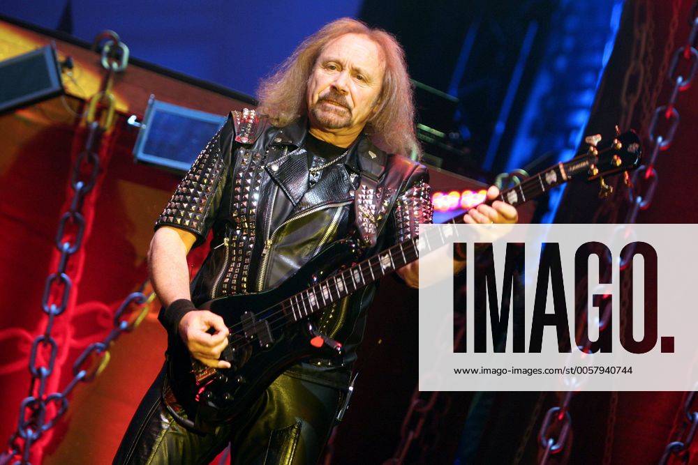 Judas Priest ( GBR ). Bassist Ian Hill ( GBR Judas Priest ) während eines Konzertes im Rahmen ihrer Farewell Tour 2012 am 28.04.2012 in der Arena Leipzig.