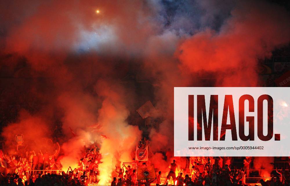 Fans des FC Bayern München zünden Bengalfeuer o0 Zuschauer Totale bengalisches Feuer Rauch, Rauchwolke, Rauchschwaden, Qualm, Qualmwolke