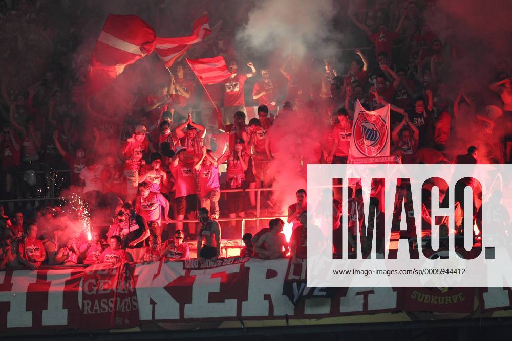 Fans des FC Bayern München zünden Bengalfeuer o0 Zuschauer Totale bengalisches Feuer Rauch, Rauchwolke, Rauchschwaden, Qualm, Qualmwolke