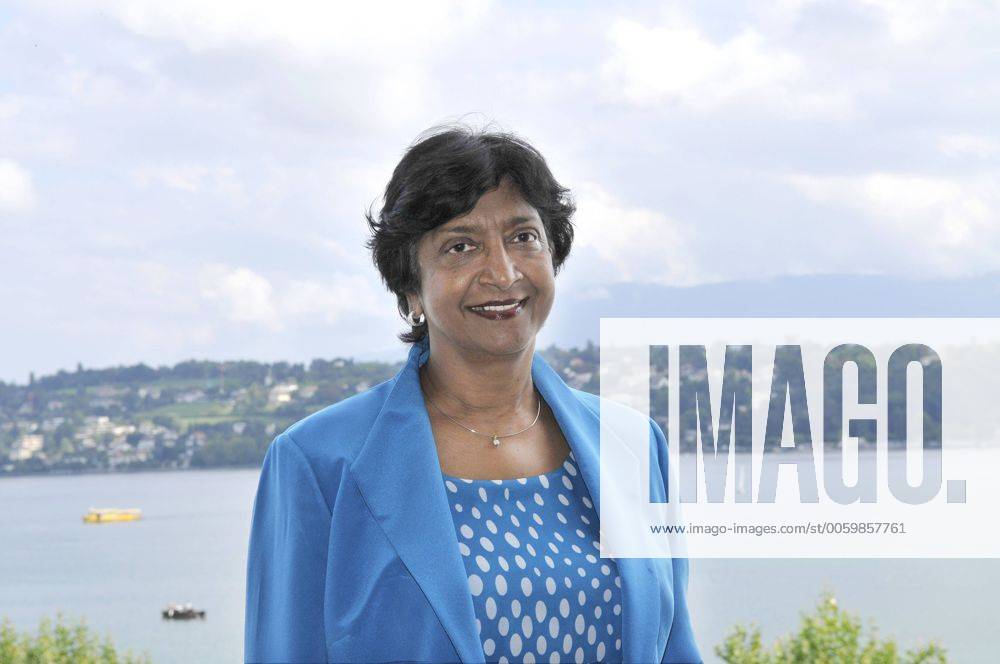 Die südafrikanische Juristin Navanethem Pillay hat am Montag (01.09.08) in Genf das Amt der UN-Hochkommissarin für Menschenrechte übernommen. (Foto im Hintergrund der Genfer See) Pillay, geboren 1941, arbeitete in den vergangenen fünf Jahren als Richterin am Internationalen Strafgerichtshof in Den Haag. In ihrer Heimat Südafrika kämpfte sie gegen die Apartheid und setzte sich für Frauenrechte ein. Nach dem Ende der Apartheid war Pillay die erste nichtweiße Frau am Obersten Gerichtshof Südafrikas. Aufgabe des Amtes ist es, die Einhaltung der Menschenrechte weltweit zu beobachten und zu fördern. Allerdings verfügt das Hochkommissariat nicht über die Macht, Sanktionen zu verhängen. (Siehe epd-Bericht vom 01.09.08) DER ABDRUCK DES EPD-FOTOS IST HONORARPFLICHTIG! Südafrikanerin Pillay ist neue UN-Hochkommissarin für Menschenrechte 264280