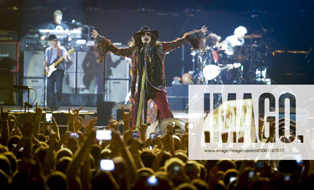 ITAR-TASS: MOSCOW, RUSSIA. MAY 24, 2014. Aerosmith s frontman Steven Tyler performs at Moscow s Olympiysky Sports Complex. premiumd 0530