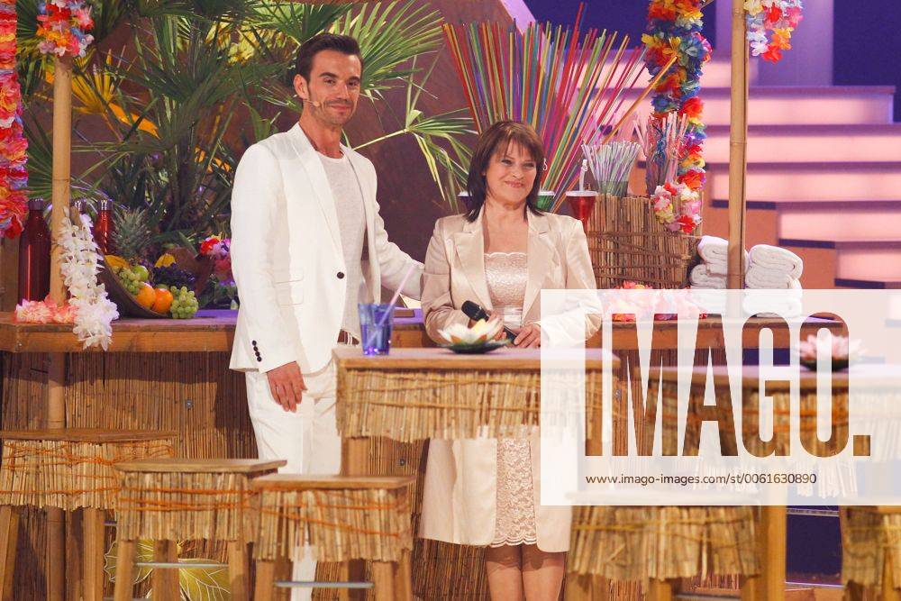 Moderator Florian Silbereisen (GER) und Sängerin Nicki (bürgerl.,Doris Andrea Hrda,GER) - ARD Live Show Das Sommerfest am See aus der Messe Erfurt - Fotografiert am 31.05.2014
