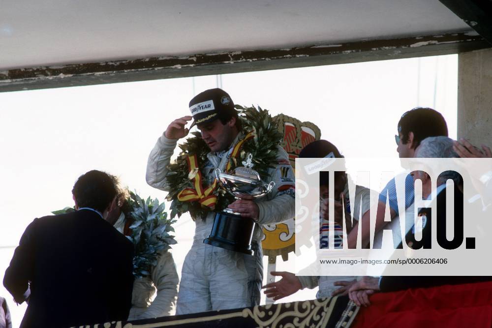 Siegerehrung in Jarama 1980: Sieger Alan Jones (Australien Williams Ford, Mitte), Zweiter Jochen Mass (Deutschland Arrows Ford, 2.v.li.) und Elio de Angelis (Italien Lotus Ford, 3.v.re.) GP Spanien 1980: Non-Chamionship race - Motorsport Grand Prix Herren Großer Preis von Spanien 1980, Formel 1 WM, F1, F, GP Gruppe Jarama