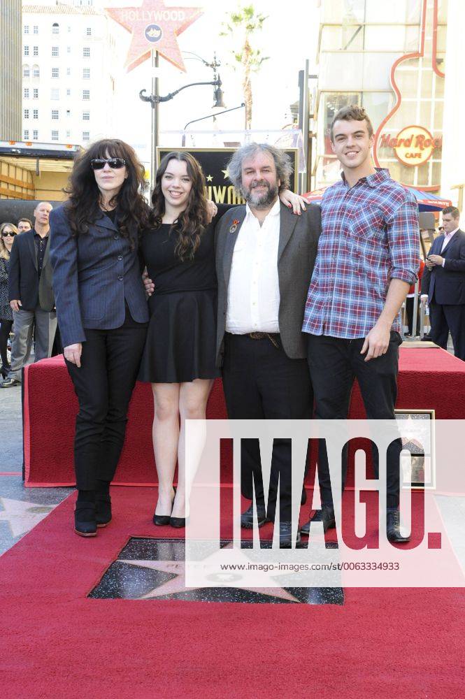 ENTERTAINMENT CELEBRITIES Regisseur Peter Jackson bekommt einen Stern auf dem Hollywood Walk of Fame Peter Jackson, wife Fran Walsh, daughter Katie Jackson & son Billy Jackson PETER JACKSON HONORED WITH THE 2,538TH STAR ON THE HOLLYWOOD WALK OF FAME Hollywood Patrick Rideaux PicturePerfect