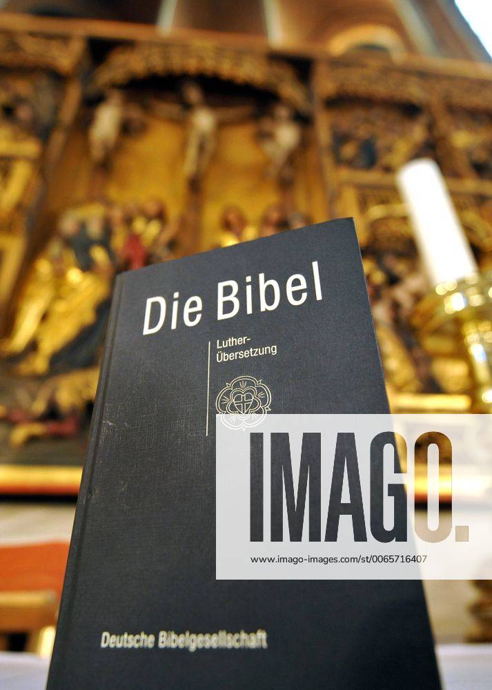 Lutherbibel in der Marktkirche in Hannover am 13.10.11. Sie war ein Jahrhundert-Ereignis und wirkt bis heute: Die Uebersetzung der Bibel durch Martin Luther. Fuer Protestanten ist sie das Grundbuch des Glaubens, fuer die Deutschen ein Quell der Sprache. Auch im Internetzeitalter bleibt sie als Bibel fuehrend. (Siehe epd-Bericht vom 14.09.15) Local Caption 00263630 Die Lutherbibel - Ein Wurf fuer Jahrhunderte