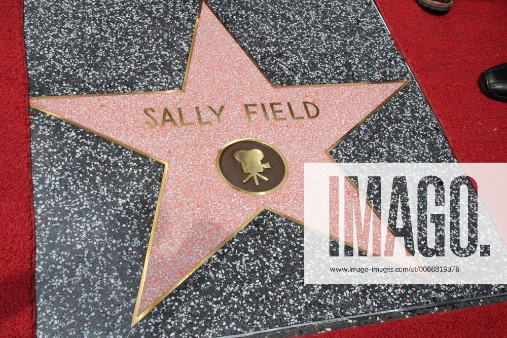Sally Field, 75. Geburtstag am 6. November May 5, 2014 - Hollywood, California, U.S. - I15679CHW.Sally Field Honored With Star On The Hollywood Walk Of Fame.6767 Hollywood Blvd, Hollywood, CA.05 05 2014.SALLY FIELD S STAR . - ZUMAw87