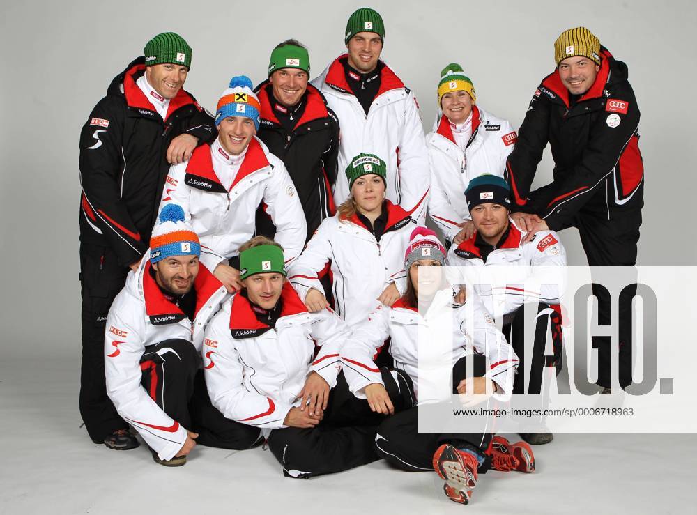 WINTERSPORT - OESV Einkleidung INNSBRUCK,AUSTRIA,16.OKT.10 - SKI ALPIN, FREE SKI, FREESTYLE SKIING - OESV, Österreichischer Skiverband, Einkleidung, Fototermin, Herren. Bild zeigt V.li. Klaus Waldner, Thomas Zangerl, Katrin Ofner (1.Reihe); Florian Stengg, Andrea Limbacher, Patrick Koller (2.Reihe); Trainer Markus Wittner, Gruppentrainer Gerry Posch (Skicross), Andreas Matt, Koordinatorin Sabine Wittner und Physiotherapeut Gerald Horngacher (3.Reihe AUT). o0 Fotoshooting Studio, Studioaufnahme Betreuer Cross Trainer Totale o0 Teamfoto