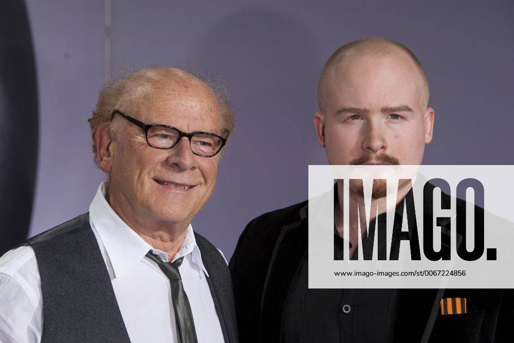 Art GARFUNKEL, Saenger, Musiker, mit seinem Sohn James GARFUNKEL, Roter Teppich, Red Carpet Show, Ankunft, arrival, Verleihung Deutscher Nachhaltigkeitspreis in Duesseldorf am 27.11.2015.