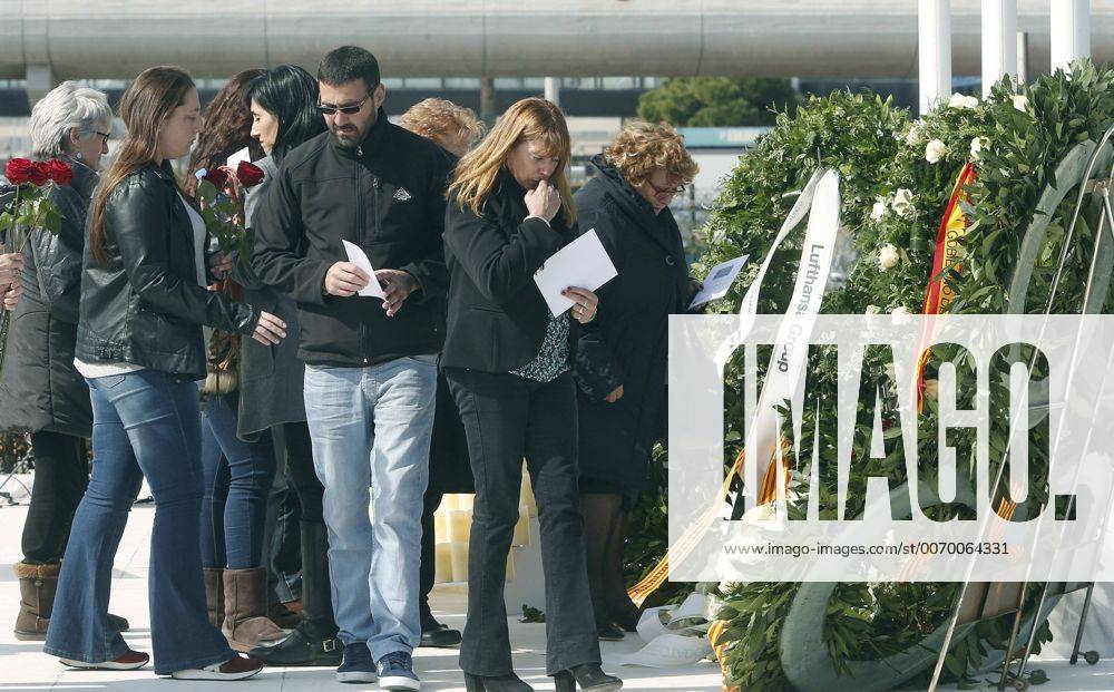 Relatives take part in a floral tribute for the victims of the Germanwings Flight 4U 9525 air crash at El Prat airport in Barcelona on the eve of the first anniversary of the tragedy, in Barcelona, northeastern Spain, 23 March 2016. Germanwings flight 4U 9525, carrying 144 passengers and six crew members from Barcelona, Spain, to Duesseldorf, Germany, crashed on 24 March 2015 in the French Alps when the co-pilot of the flight deliberately brought down the Airbus A320. Germanwings plane crash first anniversary !ACHTUNG: NUR REDAKTIONELLE NUTZUNG! GRA204 20160323-635943400916060590